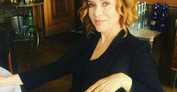 ALEV ALEV TOMRİS KİMDİR?