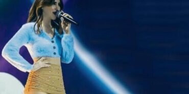 Son Dakika Şarkıcı Aynur Aydın süper mini eteğiyle konser verdi