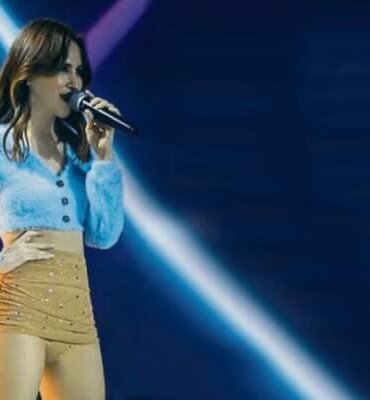 Son Dakika Şarkıcı Aynur Aydın süper mini eteğiyle konser verdi